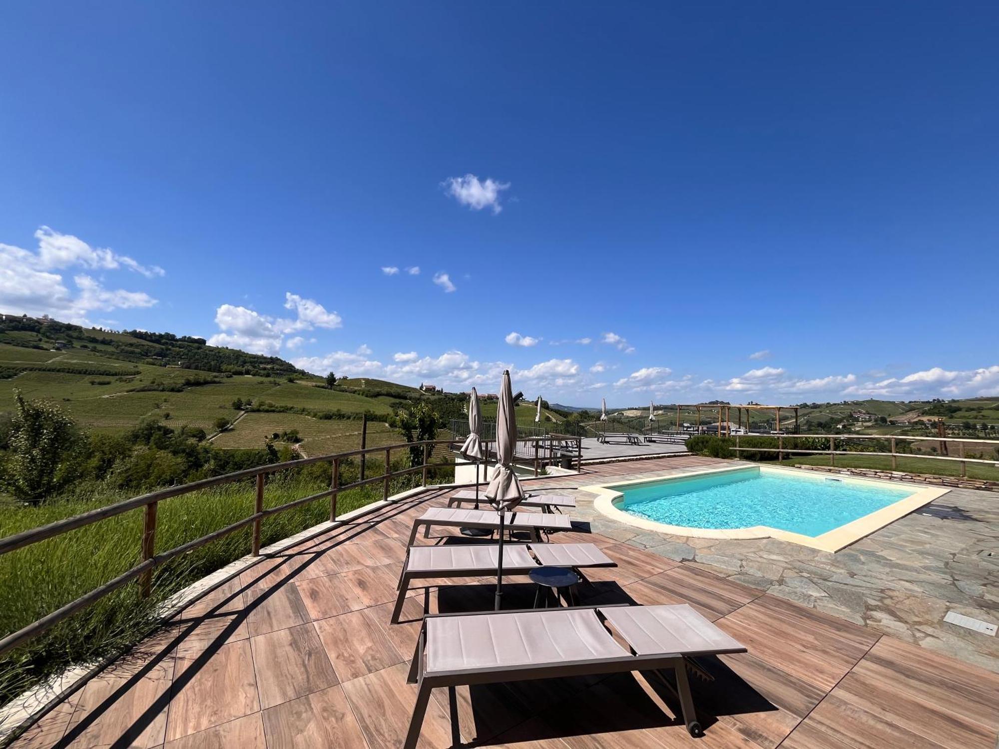 Hotel Le Cornici - Cascina Di Charme Diano dʼAlba Exterior foto