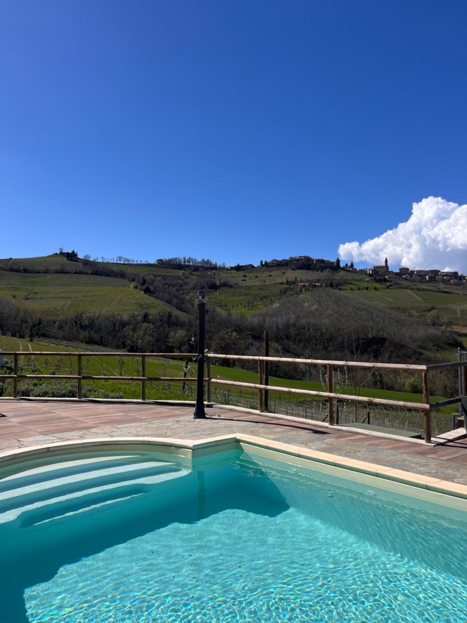 Hotel Le Cornici - Cascina Di Charme Diano dʼAlba Exterior foto